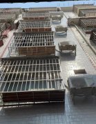 单间配套出租，房子位于紫竹大酒店后交通便利，电车免费停车充电。